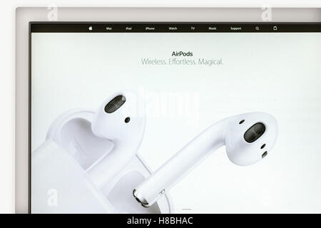 Cupertino, United States - 7 octobre 2016 : Apple AirPods sur Apple Inc. site. Nouveau casque AirPods high-tech Banque D'Images