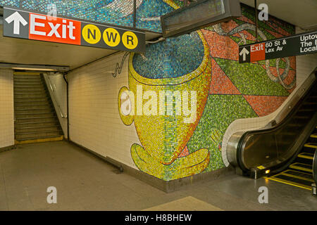 Mosaïque d'une tasse de café à la station de métro 59th Street à Manhattan, New York City Banque D'Images