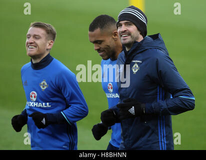 L'Irlande du Nord (de gauche à droite) Steve Davis, Josh Magennis et Kyle Lafferty durant la session de formation à Windsor Park, Belfast. Banque D'Images