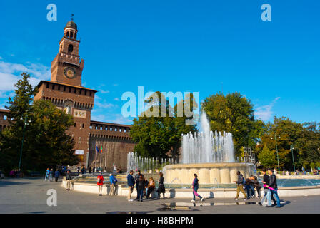La Piazza Castello, en face de Castello Sforzesco, Parco Sempione, Milan, Lombardie, Italie Banque D'Images