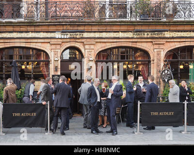 En dehors d'une foule heureuse London pub Banque D'Images