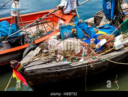 Des bateaux de pêche à Khao Takiab village de pêcheurs Banque D'Images