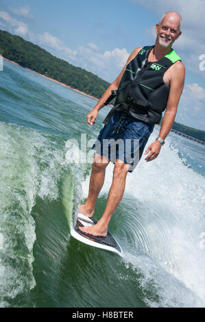 Wakesurfer bénéficiant d'une journée parfaite sur le lac Hartwell en Géorgie et en Caroline du Sud, USA. Banque D'Images