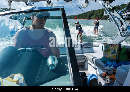 Wakesurf sur le lac Hartwell en Géorgie et en Caroline du Sud, USA. Banque D'Images