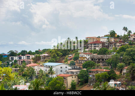 Une banlieue de Freetown montrant maisons et immeubles sur une pente dans parmi la végétation tropicale Banque D'Images