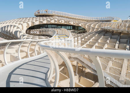 Metropol Parasol dans Viewpoint Encarnation Square, Séville, Espagne. Mirador Metropol Parasol situado en la plaza Encarnación Banque D'Images