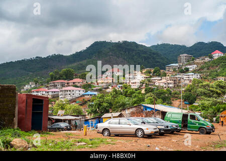 Maisons sur une colline dans la région de Freetown, Sierra Leone Banque D'Images