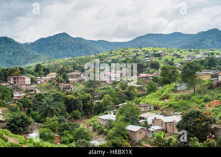 Maisons sur une colline dans la région de Waterloo, de la Sierra Leone Banque D'Images