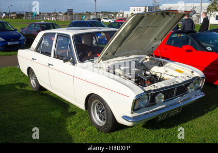 Ford Cortina blanc voiture classique au Cornwall Motor Show, piscine Heartlands de l'Angleterre. Banque D'Images