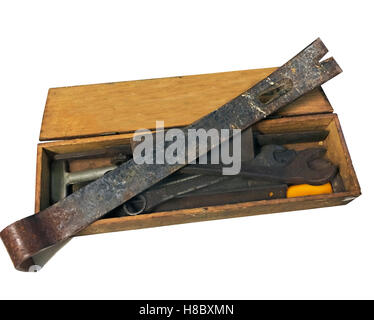 Vieux outils en métal dans une boîte en bois avec un fond blanc Banque D'Images