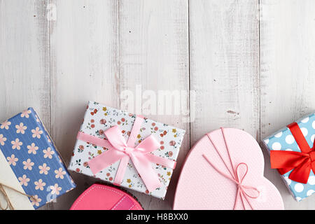 Coffrets cadeaux sur fond blanc Banque D'Images