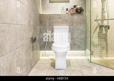 Livre blanc de la cuvette des toilettes dans salle de bains moderne à l'hôtel. Intérieur de toilettes dans la salle de bains. Banque D'Images