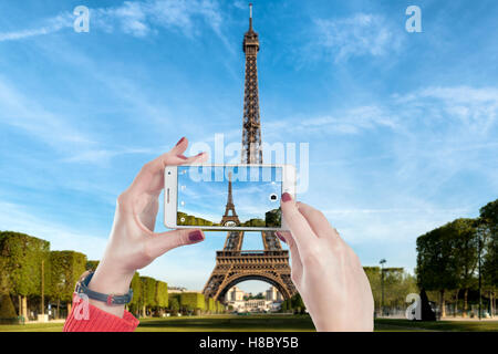 De woman's hands prendre photo sur téléphone mobile appareil photo de Tour Eiffel à Paris, France. Hipster girl photographing on c Banque D'Images