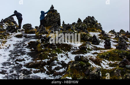 Tas de pierres sur Laufskálavarða visiteurs dans le sud de l'Islande Banque D'Images