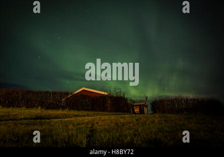 Northern Lights a vu juste en dehors de Kirkjubaejarklaustur dans le sud-est de l'islande Banque D'Images