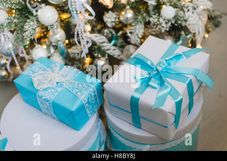 Gift box with blue bow bokeh et phares sur surface en bois Banque D'Images