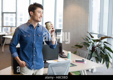Les jeunes chinois en prenant une pause-café Banque D'Images