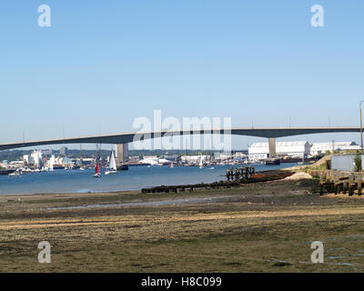 Vue de la route à péage de pont Itchen jetée en bois au Club de voile de Southampton, Southampton, Hampshire Rockfield, UK Banque D'Images