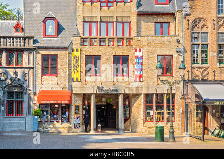 Boutiques dans la place du marché, Bruges, Belgique Banque D'Images