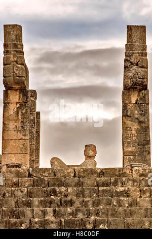 Détail temple des guerriers montrant chac mool Chichen Itza au Mexique Banque D'Images