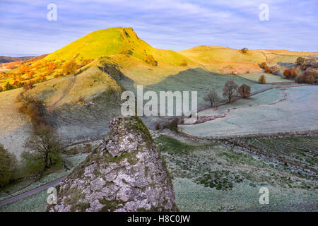 La colline de Chrome sur une colline Parkhouse frosty matin dans la partie supérieure de la vallée de Dove, Peak District National Park Banque D'Images