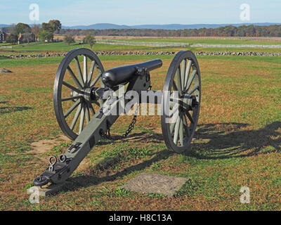 Gettysburg National Military Park vue depuis la crête de cimetière avec canon de l'Armée de l'Union sur un site d'attaque confédérée de charge de Pickett Banque D'Images