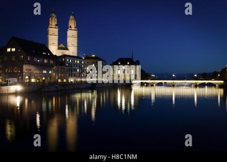 Zurich, Suisse - Vue de nuit avec l'église Grossmunster Banque D'Images