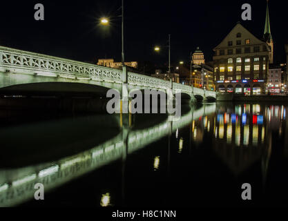 Vue de nuit de la ville historique de centre-ville de Zurich sur l'été, Canton de Zurich, Suisse. Banque D'Images