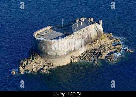 Saint-Malo (Bretagne, Ouest France) : vue aérienne sur la Grande Conchée île et son fort. Banque D'Images