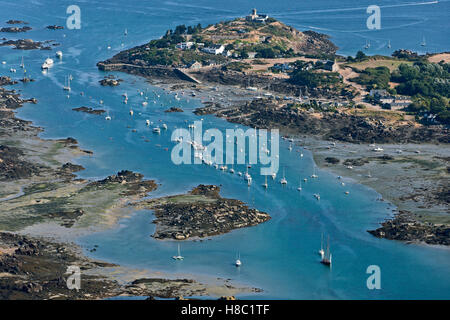 Chausey, groupe de petites îles, îlots et rochers au large des côtes de Normandie, au nord-ouest de la France : le son et la grande île. Vue aérienne. Banque D'Images