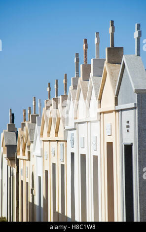 Bonifacio (Corse du Sud) : station cemetery, rangées de voûtes de la famille. Banque D'Images