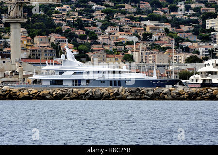 Chantier naval de La Ciotat près de Marseille spécialisé dans la maintenance et la construction de yachts de luxe Banque D'Images