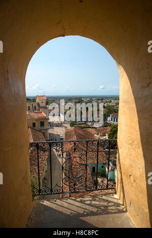 Vue verticale des jolis toits en tuiles de terre cuite et disposition des rues de la Trinidad coloniale espagnole à Cuba à travers une arche Banque D'Images