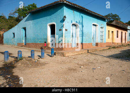 Un jeune enfant marche à travers les rues d'un quartier de Trinidad Cuba poot Banque D'Images