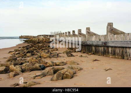 Les défenses de l'érosion côtière sur la plage à Kinloss dans le nord-est de la mer et du sable de défense dans la ville de Kinloss Ecosse Banque D'Images