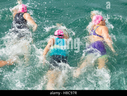 Vue aérienne de triathloniens de nager dans la mer au cours de la race. Banque D'Images