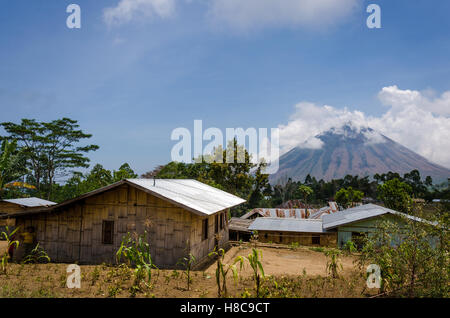 Flores village avec vue sur volcan Banque D'Images