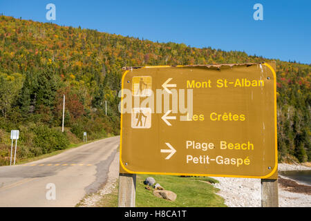 Panneau d'information dans le parc national Forillon, Gaspésie, Québec, Canada Banque D'Images