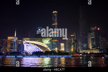 GUANGZHOU, CHINE - Sept 13, 2016 : Vue de nuit de la ville de Guangzhou de flottaison cityscape, province de Guangdong, Chine Banque D'Images