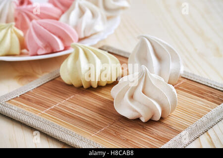 Délicieux cookies meringue fraîche de couleur sur la table en bois Banque D'Images