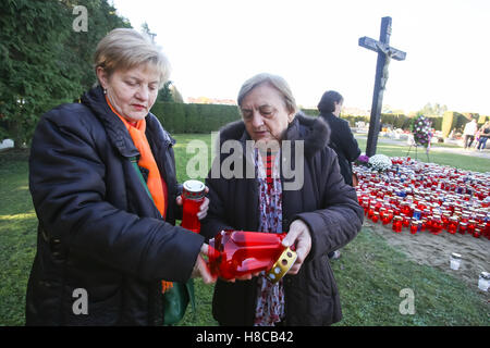 Deux femmes lampions d'éclairage à cimetière à la Toussaint à Zagreb, Croatie. Banque D'Images