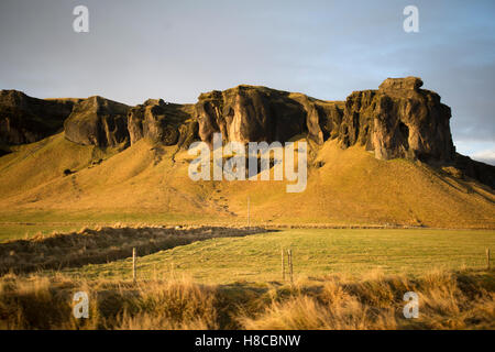 Une montagne est observé le long de la Route 1 dans le sud de l'Islande Banque D'Images