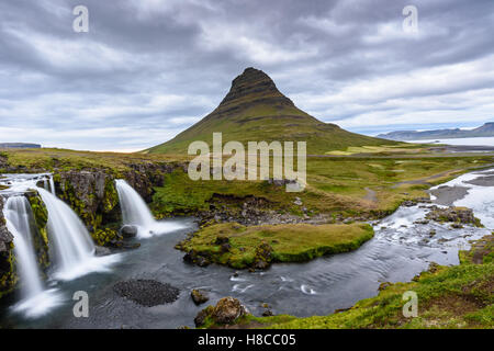 Belle Montagne Kirkjufell avec ciel nuageux, péninsule de Snæfellsnes, l'Islande, selective focus Banque D'Images