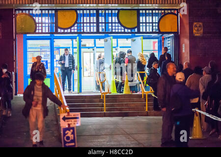 Les électeurs entrent et sortent de la PS33 de scrutin dans le quartier de Chelsea, New York dans la soirée du jour de l'élection, mardi 8 novembre, 2016. (© Richard B. Levine) Banque D'Images