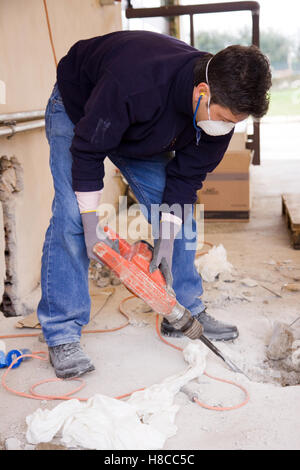 Charpentier au travail dans un chantier de construction Banque D'Images