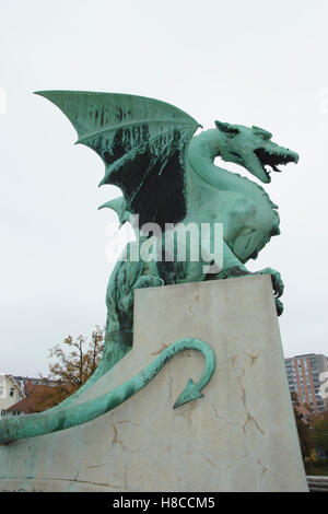 Dragon statue sur Dragon Pont au-dessus de la rivière Ljubljanica, Ljubljana, capitale de la Slovénie, octobre Banque D'Images