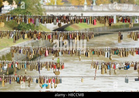 De nombreux cadenas ou 'Love Locks' et 'Couleurs d'automne sur les bouchers Bridge' sur la rivière Ljubljanica, Ljubljana, Slovénie, octobre Banque D'Images