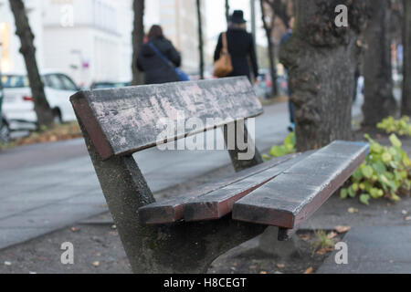 Vide banc de parc le long du lac à Hambourg, Allemagne. Banque D'Images