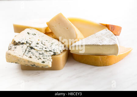 Différents types de fromages sur table de cuisine. Banque D'Images