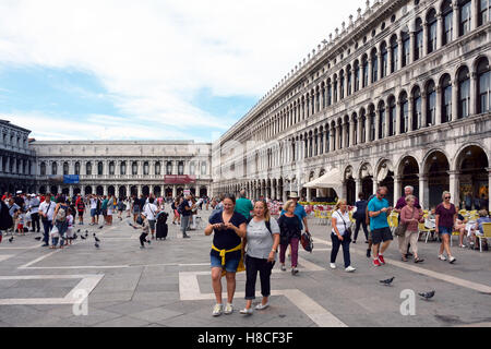 Les touristes sur la Piazza San Marco de Venise en Italie. Banque D'Images